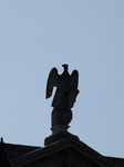 SX07856 Stone eagle on Oxford rooftop.jpg